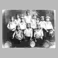 111-3087 Das Pfeifer- und Trommlerkorps 1897 mit Tambourmajor Willy Helbing.jpg